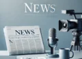 DALL·E 2025 03 19 22.43.54 A clean and modern placeholder image for a news website. The image should depict a professional news environment with a newspaper a camera a microph