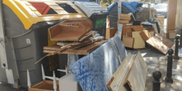 El Ayuntamiento de Valencia sancionará con multas hasta 3.000 euros orinar en la calle o abandonar muebles junto a contenedores