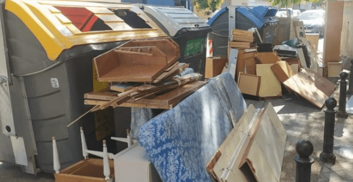 El Ayuntamiento de Valencia sancionará con multas hasta 3.000 euros orinar en la calle o abandonar muebles junto a contenedores