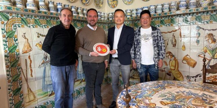 Manises estrecha vínculos con los comerciantes de China para promocionar la cerámica manisera 1 Manises estrecha vínculos con los comerciantes de China para promocionar la cerámica manisera