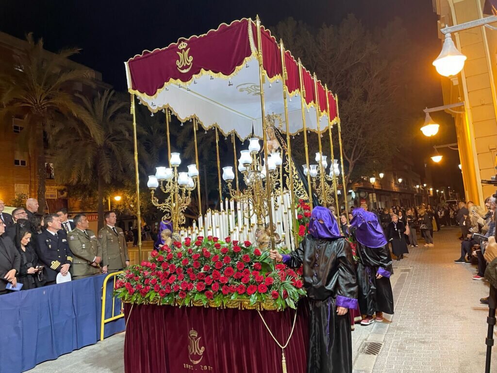 La Semana Santa Marinera celebra esta noche la resurrección tras una Procesión del Sto. Entierro muy numerosa 5 Go25sf4X0AAg1bF