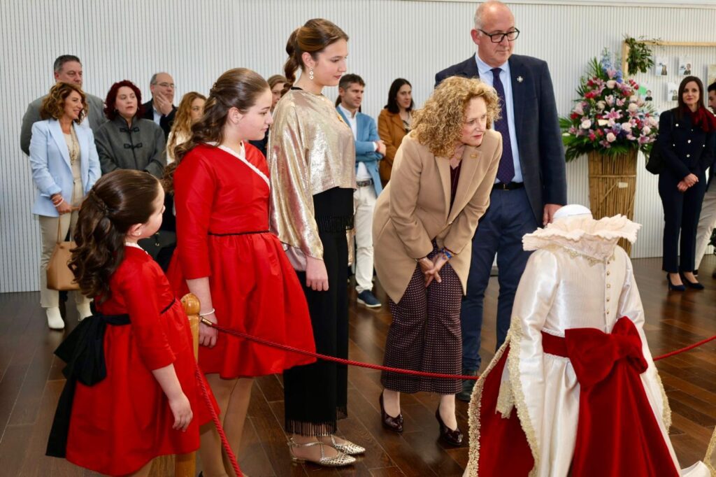 Lucia Mora, reina del Encuentro de la Semana Santa de Torrent desvela su vestido 4 WhatsApp Image 2025 04 16 at 17.43.52