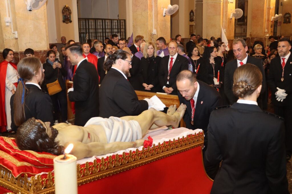 Torrent aguarda la Resurrección de Cristo tras la procesión del Santo Entierro 8 WhatsApp Image 2025 04 19 at 07.49.57