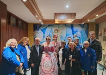 La Falla Faro Mar de Cullera visita el Comunidad de Mayores de Escolapios Malvarrosa