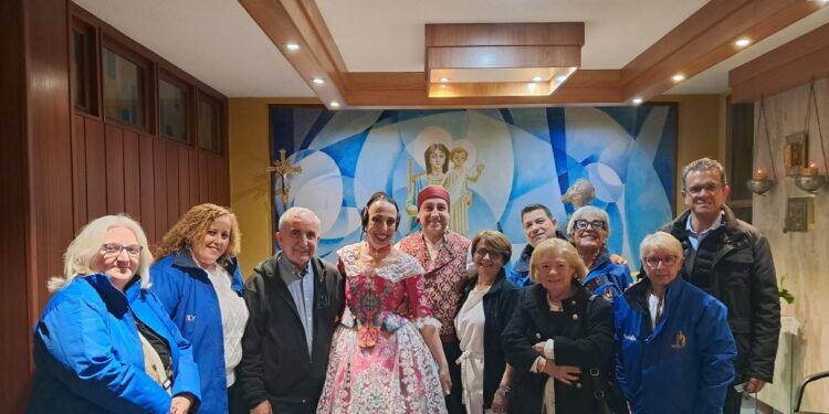 La Falla Faro Mar de Cullera visita el Comunidad de Mayores de Escolapios Malvarrosa