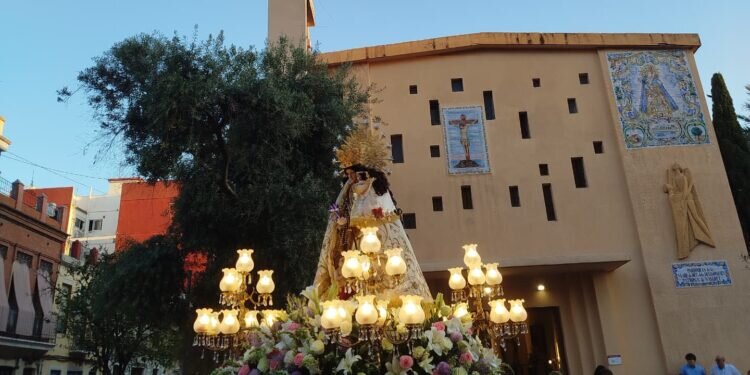 Emoción y devoción en la Procesión de la Virgen de los Desamparados del barrio de Nazaret en Valencia 1 Emoción y devoción en la Procesión de la Virgen de los Desamparados del barrio de Nazaret en Valencia