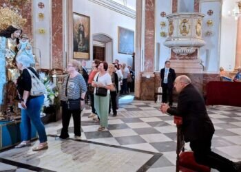 El Arzobispo reza ante la Virgen de los Desamparados en el Besamanos público en la Basílica las puertas han abierto a las 6:30 horas y el paso de fieles es continuo