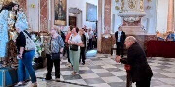El Arzobispo reza ante la Virgen de los Desamparados en el Besamanos público en la Basílica las puertas han abierto a las 6:30 horas y el paso de fieles es continuo