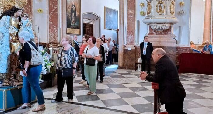 El Arzobispo reza ante la Virgen de los Desamparados en el Besamanos público en la Basílica 1 El Arzobispo reza ante la Virgen de los Desamparados en el Besamanos público en la Basílica las puertas han abierto a las 6:30 horas y el paso de fieles es continuo