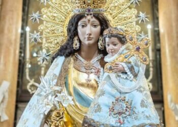 29.000 devotos acuden al Besamanos de la Virgen