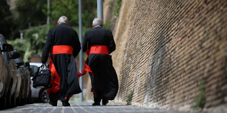 La cúpula de la Iglesia valenciana pierde peso ante Roma