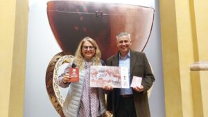 Dra. Ana Mafe Garcia junto a Jose Vicente Navarro Raga vocal CVC y presidente de la sociedad cultural Lo Rat Penat 1536x865 1