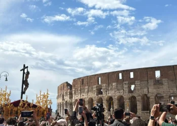 El coloso de Triana procesiona en la Ciudad Eterna