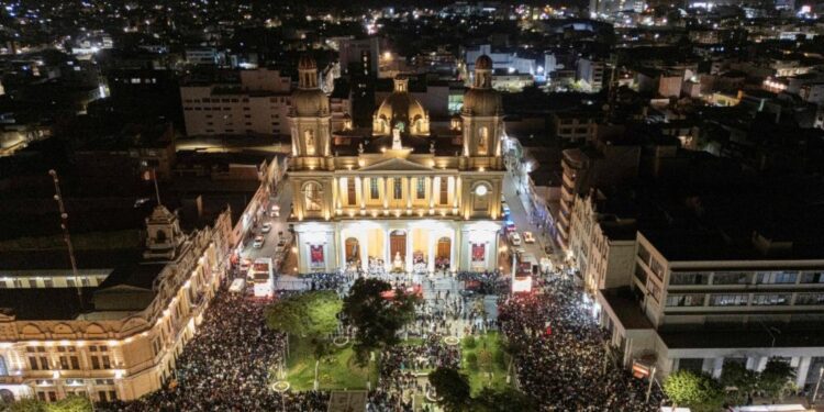 Perú. Miles de personas en la misa por el Papa León XIV en Chiclayo 1 Perú. Miles de personas en la misa por el Papa León XIV en Chiclayo