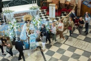 El Arzobispo reza ante la Virgen de los Desamparados en el Besamanos público en la Basílica 3 Gente en el Besamanos 1