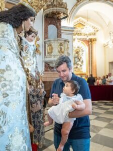 El Arzobispo reza ante la Virgen de los Desamparados en el Besamanos público en la Basílica 4 Gente en el Besamanos 2