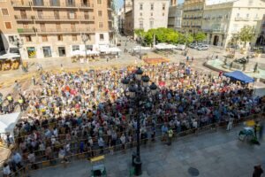 El Arzobispo reza ante la Virgen de los Desamparados en el Besamanos público en la Basílica 2 Gente en el Besamanos