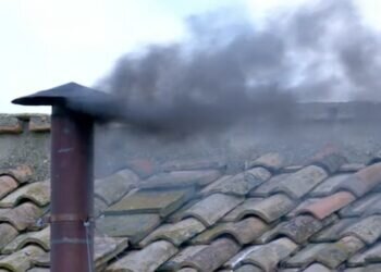 Segunda fumata negra esta mañana a la espera de lo que pueda suceder esta tarde en nuevas votaciones