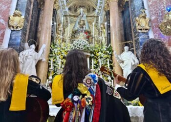 La Basílica de la Virgen acoge la tradicional Ronda a la Mare de Déu de las tunas universitarias de Valencia