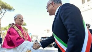 Saludo Papa alcalde Roma 2782531738 17748312 660x371