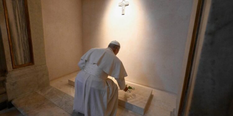 El Papa León XIV visita Santa Maria la mayor para rezar ante la tumba del Papa Francisco