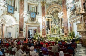 Los floristas valencianos dedican los adornos florales al Papa León XIV. El gremio de floristas celebra una misa en la Basílica 3 fiesta floristas a la cheperudeta2