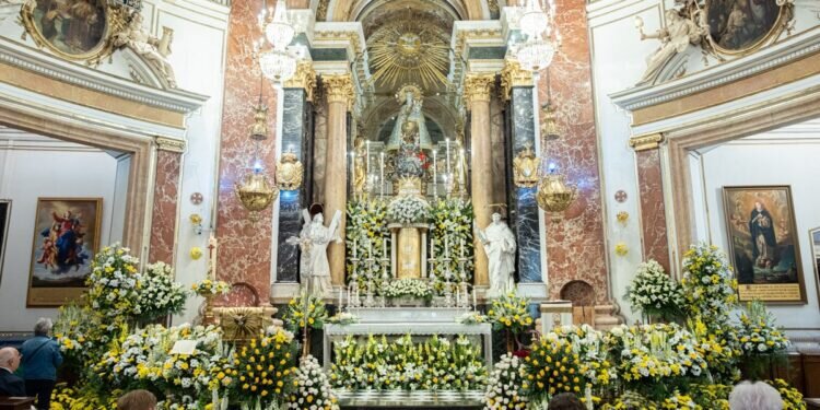 Los floristas valencianos dedican los adornos florales al Papa León XIV. El gremio de floristas celebra una misa en la Basílica 1 Los floristas valencianos dedican los adornos florales al Papa León XIV. El gremio de floristas celebra una misa en la Basílica