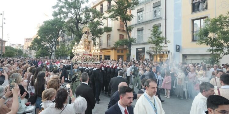 El Nuncio de su Santidad en España preside la Procesión General de la Virgen de los Desamparados en Valencia 1 Procesión general con la imagen de la Virgen de los Desamparados, presidida por el Nuncio de su Santidad en España