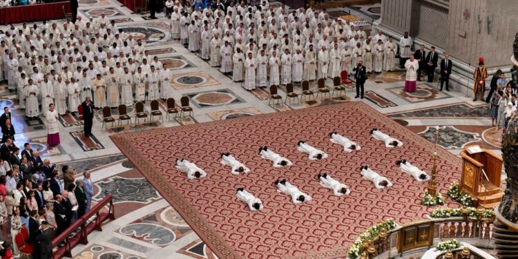 El Papa a los nuevos sacerdotes: reconstruir la credibilidad de una Iglesia herida