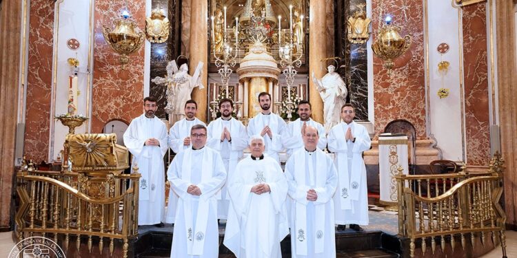 Besamanos a la Virgen de los Desamparados de los sacerdotes ordenados en la archidiócesis en Valencia en 2024