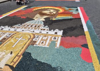 Roma celebra a sus santos patronos con un estallido de flores de colores. Infiorata Storica