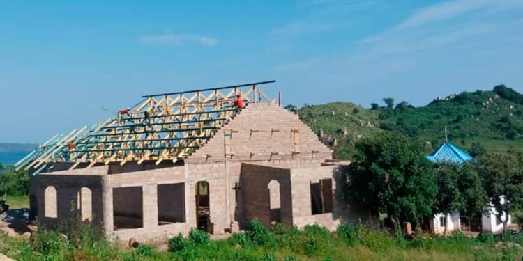 Un sacerdote de Tanzania, que realizó sus estudios en la Diócesis de Valencia, pide ayuda para completar la construcción de un santuario