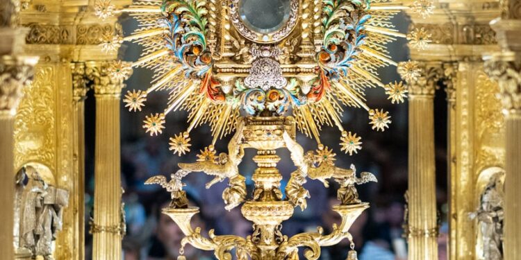 La Custodia del Corpus de la Catedral de Valencia luce renovada tras su restauración y limpieza