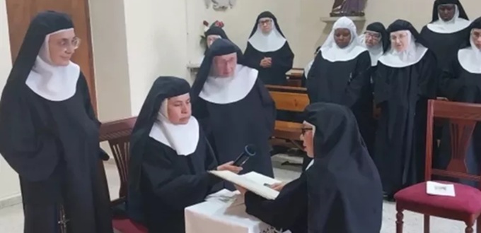 Tras una vida familiar y la conversión al catolicismo 1 Viuda, madre de cuatro monjas y un sacerdote, toma votos perpetuos