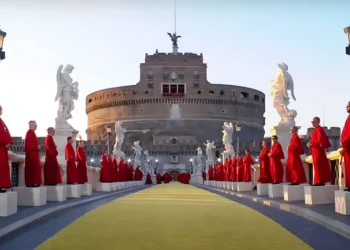 Modelos vestidos como cardenales avanzaron al ritmo de campanas, en una propuesta inspirada en la estética de la Iglesia católica