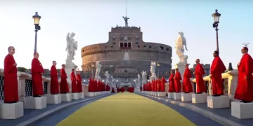 Modelos vestidos como cardenales avanzaron al ritmo de campanas, en una propuesta inspirada en la estética de la Iglesia católica