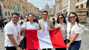 Jóvenes peruanos celebran su fe con el Papa León XIV 2 Jovenes de Peru