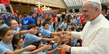 El Papa León XIV se reúne con los niños del Centro de Verano Vaticano
