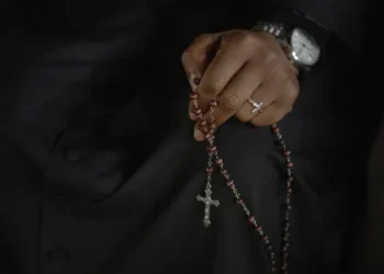El rezo del Rosario beneficia la salud mental, revela un estudio reciente