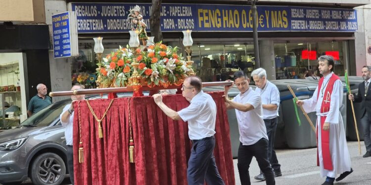 Celebración de San Cristóbal en Valencia, patrón de los conductores, en el barrio de la Trinidad, calle Alboraya 1 Celebración de San Cristóbal en Valencia, patrón de los conductores, en el barrio de la Trinidad, calle Alboraya