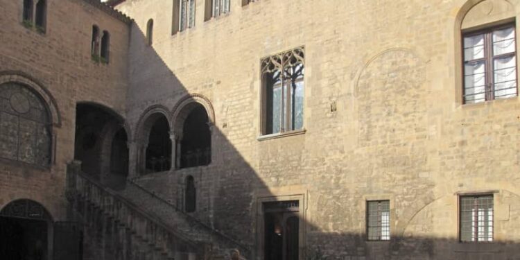 El Arzobispado de Barcelona denuncia el cartel de La Mercè 2025 por «ridiculizar» a la Virgen María 1 El Arzobispado de Barcelona denuncia el cartel de La Mercè 2025 por «ridiculizar» a la Virgen María