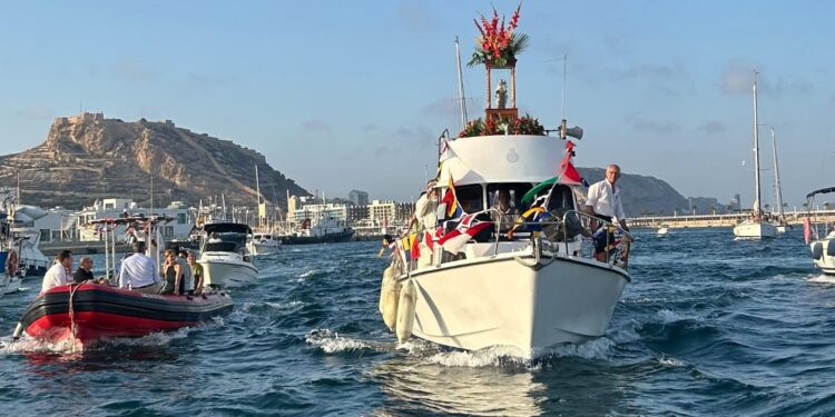 El RCRA de Alicante se engalana para celebrar la Virgen del Carmen