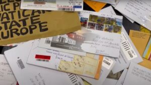 Cada día el correo recibe 100 kg de cartas para el Papa León XIV 2 cartas para el Papa