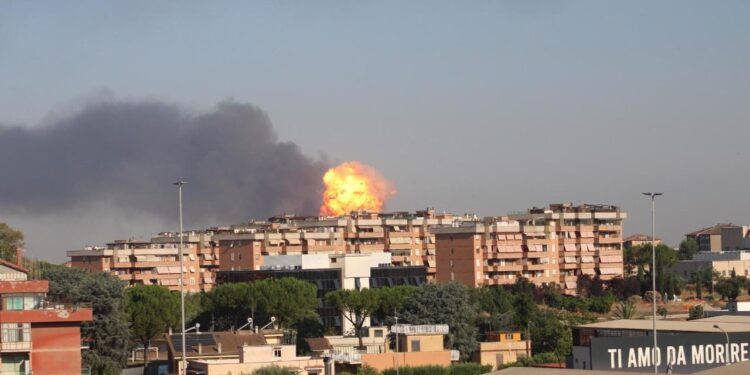 Gran explosión en Roma, el Papa: "rezo por las personas heridas"