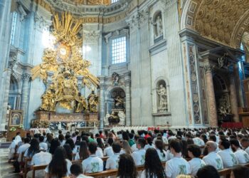 Gran celebración jubilar con los 3.000 peregrinos valencianos en la Basílica de San Pedro, presidida por el Arzobispo Concelebran los Obispos auxiliares de Valencia, sacerdotes y seminaristas