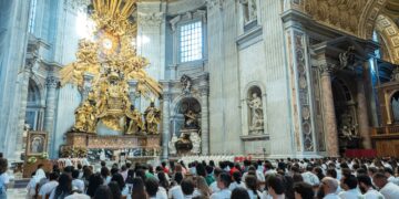 Gran celebración jubilar con los 3.000 peregrinos valencianos en la Basílica de San Pedro, presidida por el Arzobispo Concelebran los Obispos auxiliares de Valencia, sacerdotes y seminaristas