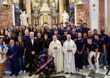El Levante UD realiza una ofrenda floral a la Mare de Déu ante el inicio de la temporada en la Basílica de la Virgen, con la participación de los equipos masculino y femenino 1 El Levante UD realiza una ofrenda floral a la Mare de Déu ante el inicio de la temporada en la Basílica de la Virgen, con la participación de los equipos masculino y femenino