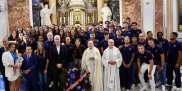 El Levante UD realiza una ofrenda floral a la Mare de Déu ante el inicio de la temporada en la Basílica de la Virgen, con la participación de los equipos masculino y femenino