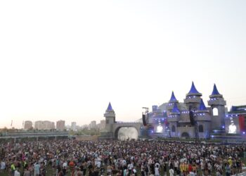 El Padre Guilherme Peixoto, Dj y cura que actuó en el Medusa Festival de Cullera (Valencia)