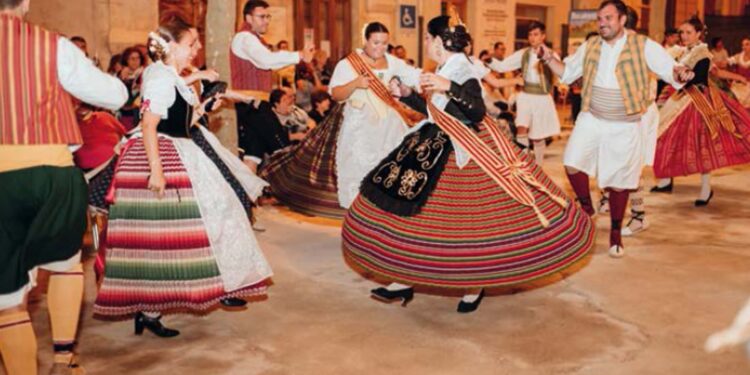 Bocairent celebra este jueves, la festividad de San Agustín, también lo conmemoran Valencia y Alfara de la Baronía 1 Bocairent celebra este jueves, la festividad de San Agustín con la “dansà”, la ofrenda de flores y la procesión También lo conmemoran Valencia y Alfara de la Baronía